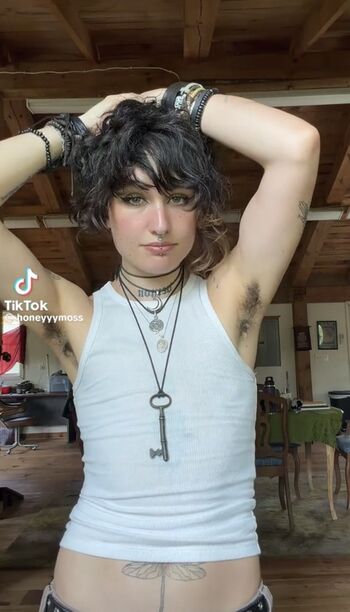 Full leaked Hairy women  page private onlyfans photo
