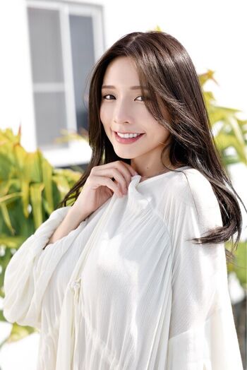 Full leaked Iris xiao page private onlyfans photo