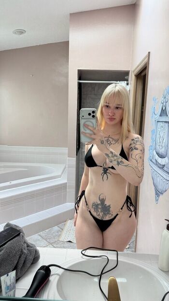 Full leaked Lovlychick private onlyfans photo