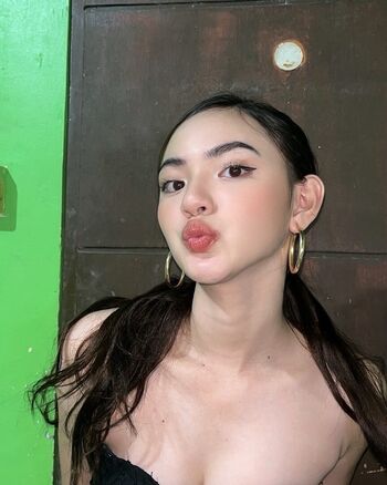 Full leaked Lyndin daphne cruz private onlyfans photo