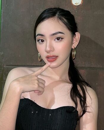 Full leaked Lyndin daphne cruz private onlyfans photo